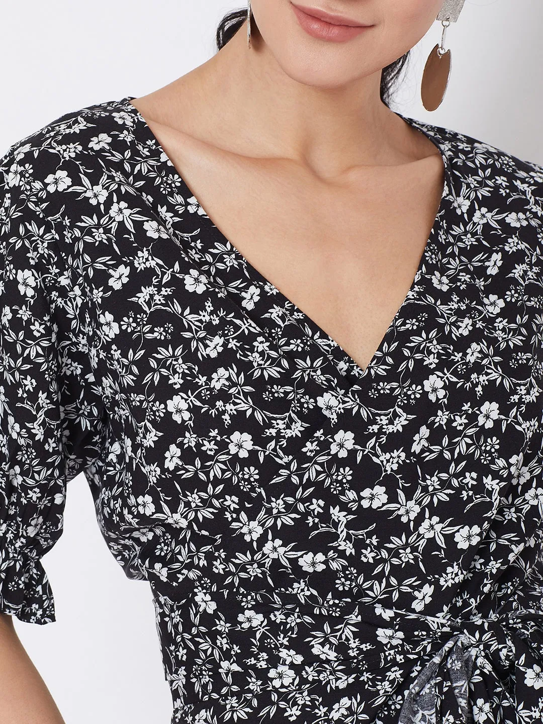 Berrylush Women Black & White Floral Printed Tie Knot Top