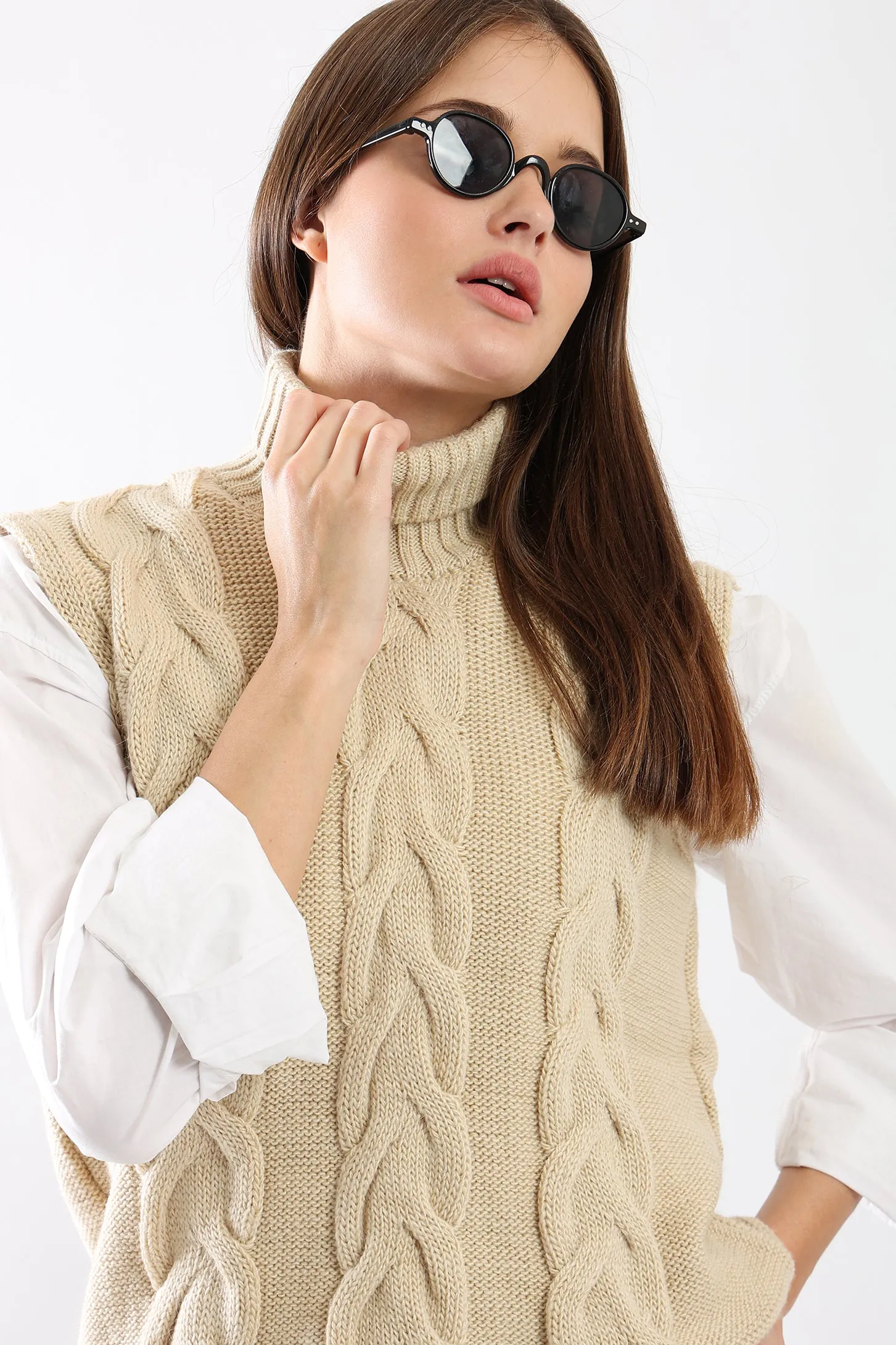 CABLE KNIT VEST - BEIGE