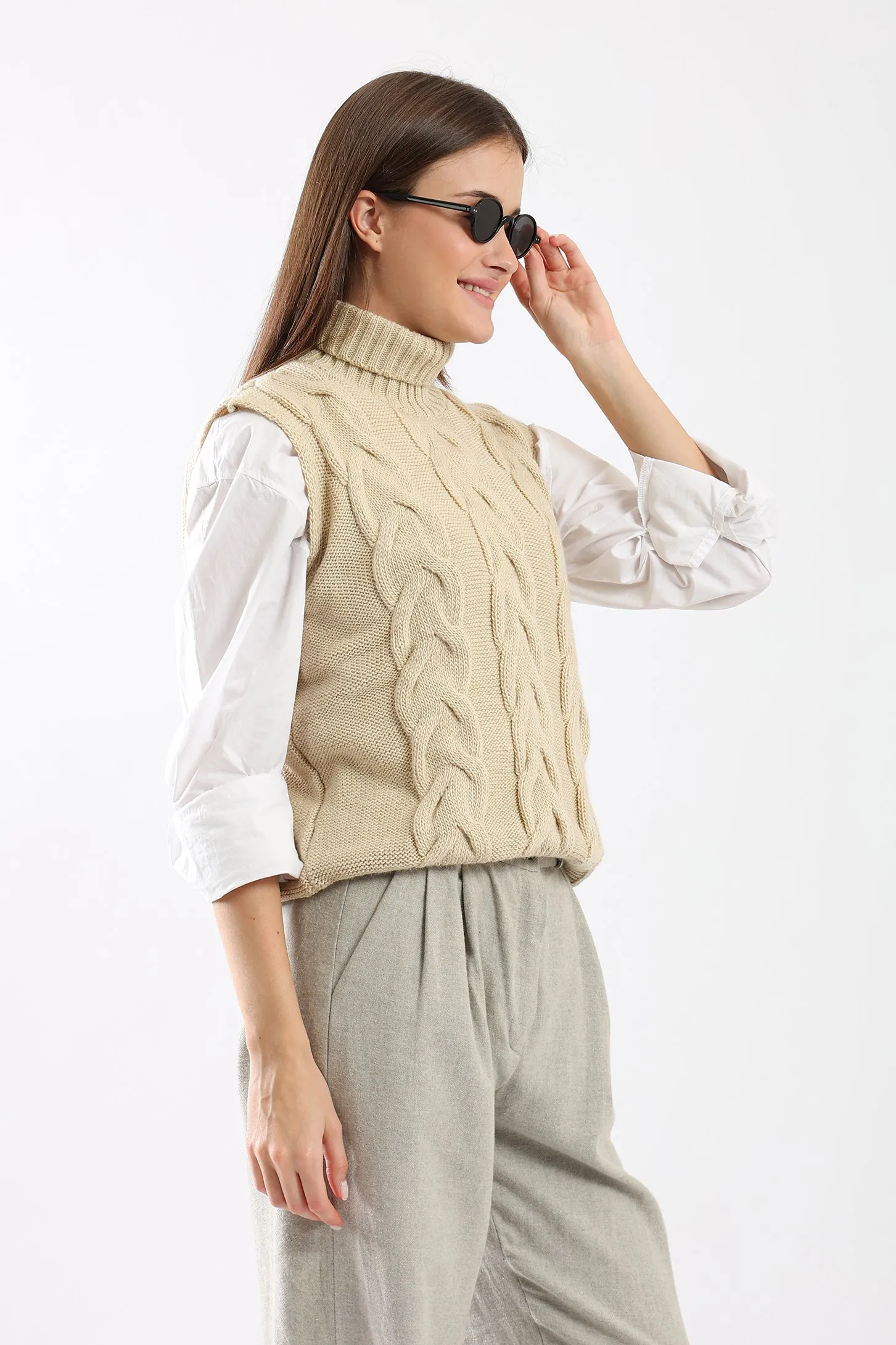 CABLE KNIT VEST - BEIGE